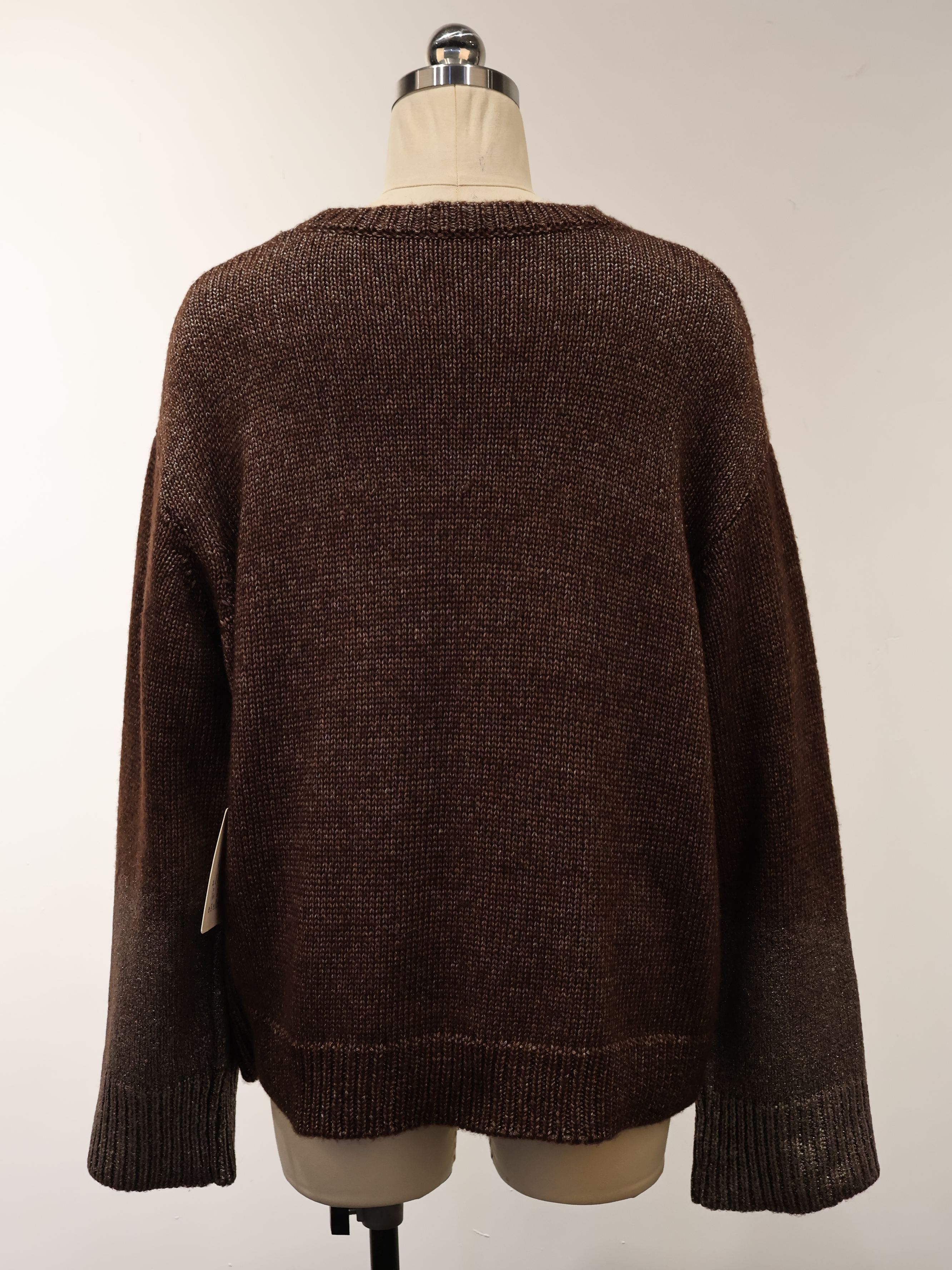 深棕色圆领套头毛衫