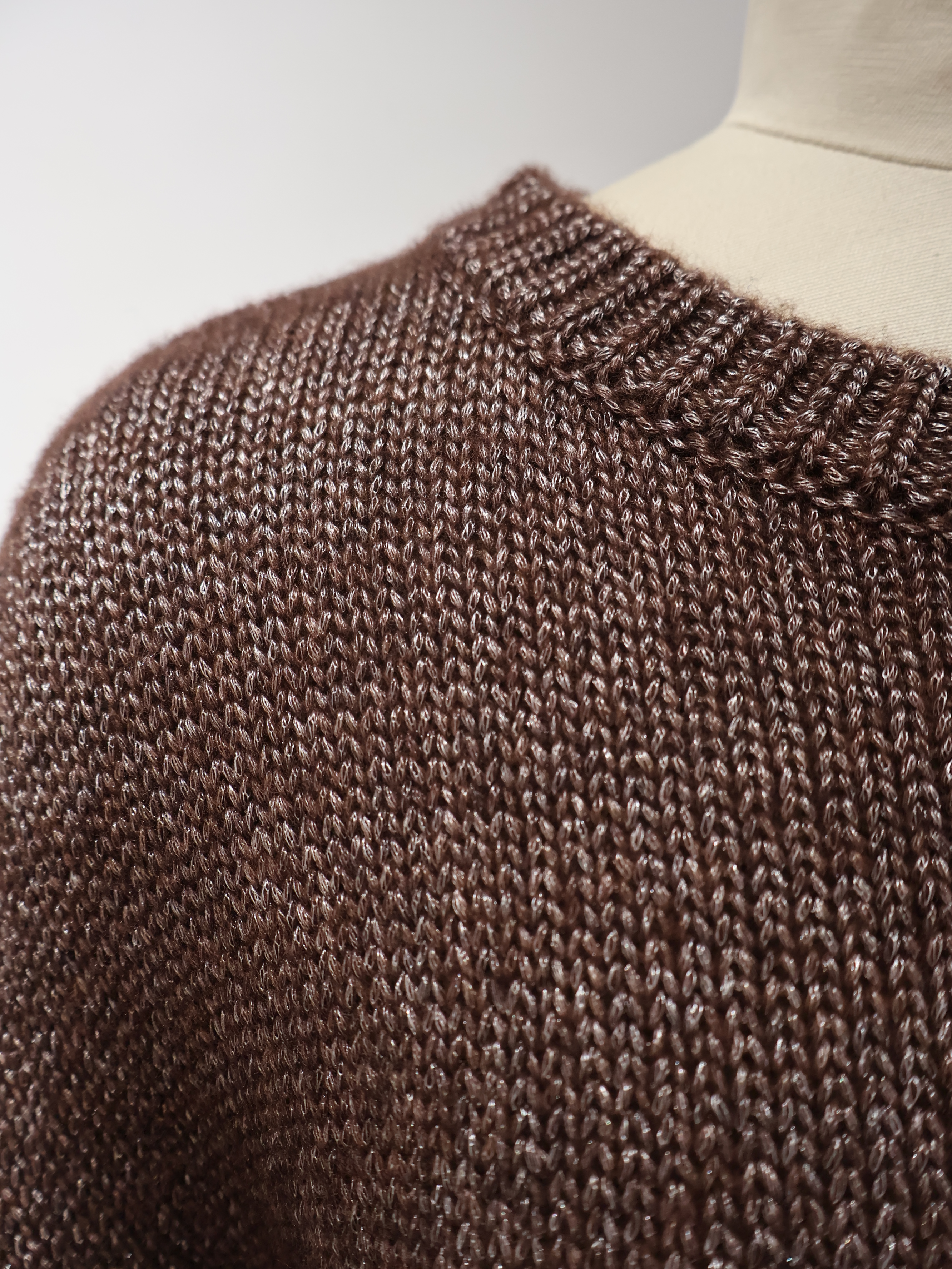 深棕色圆领套头毛衫