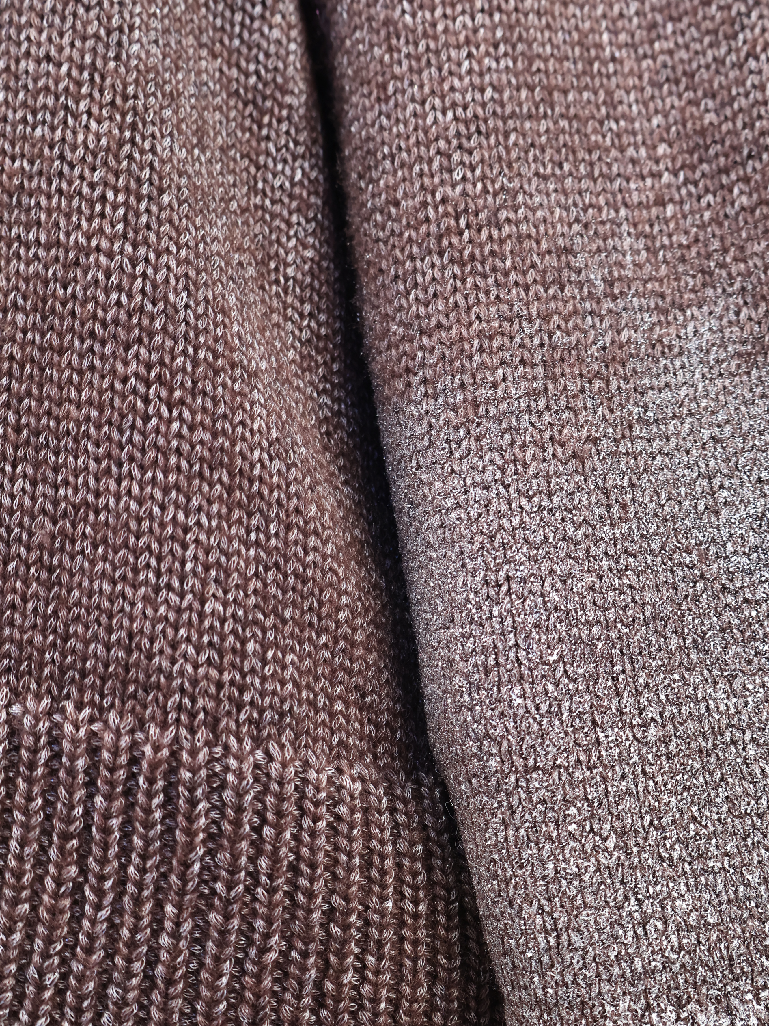 深棕色圆领套头毛衫