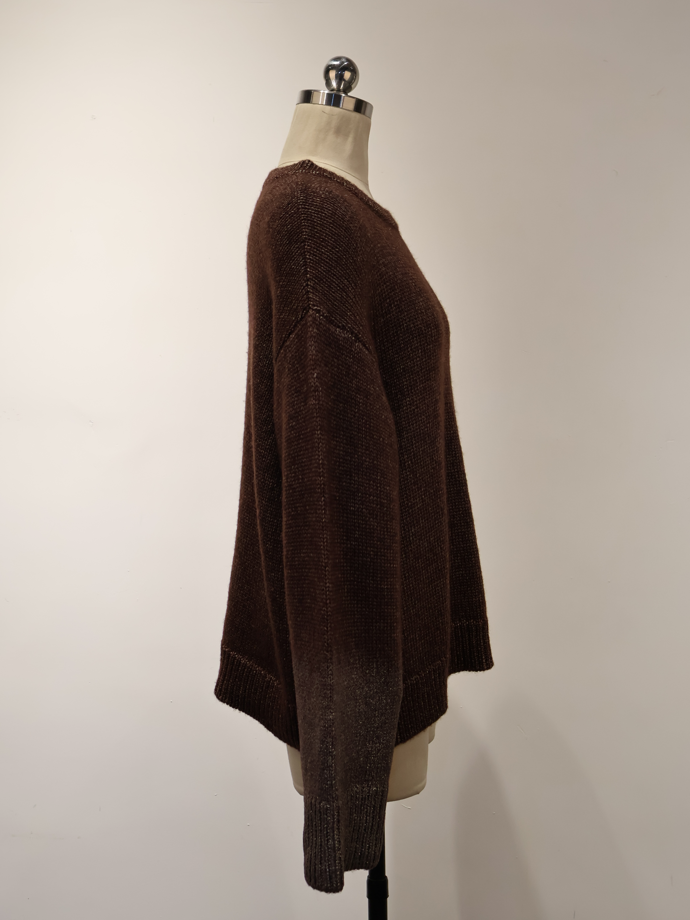 深棕色圆领套头毛衫