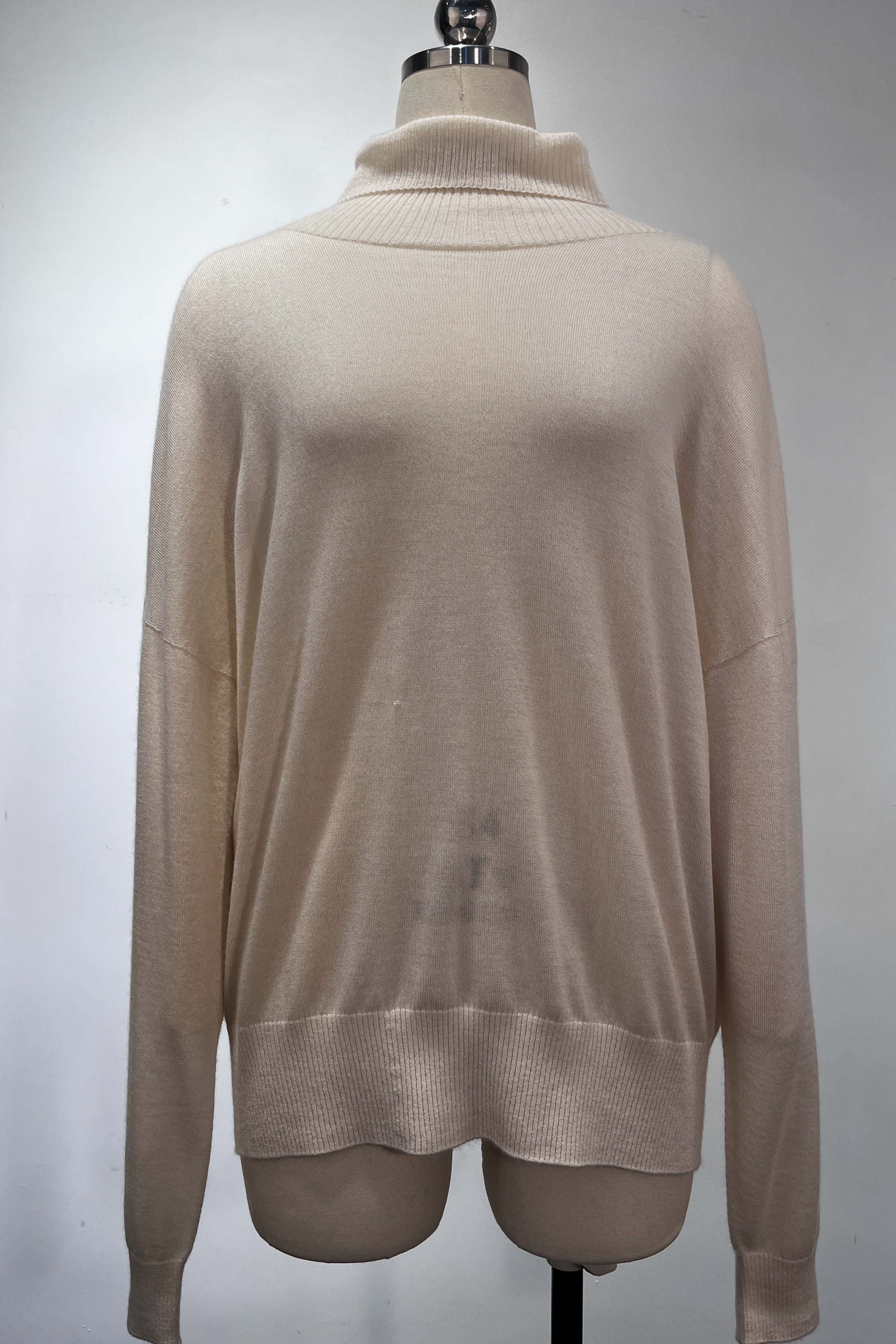 Cashmere无缝女性的高领披肩套头衫