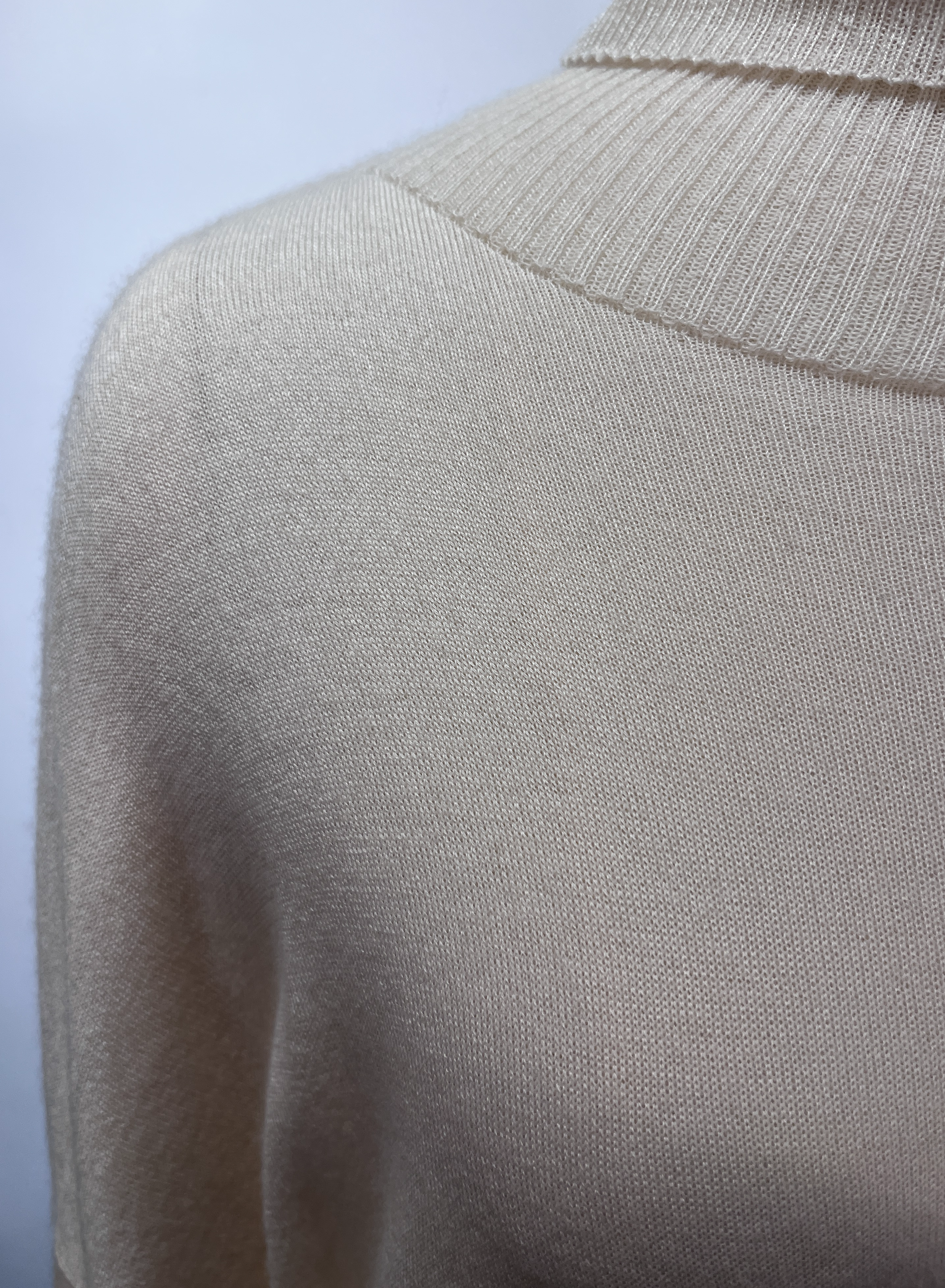 Cashmere无缝女性的高领披肩套头衫