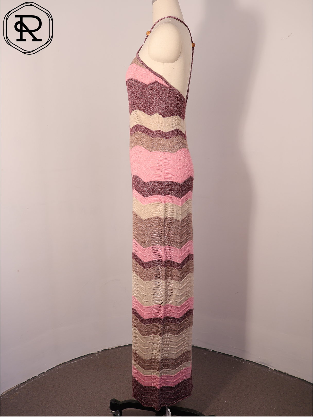 金属色 V 字形挑窿针织挂脖超长连衣裙